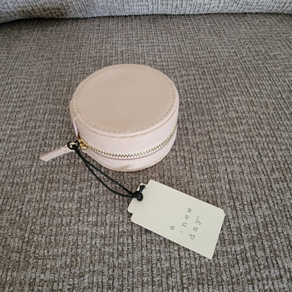 Circular zippered jewlery holder